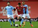 marcus-rashford-berduel-dengan-fernandinho.jpg