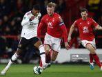 marcus-rashford-kiri-berlari-dengan-bola-untuk.jpg