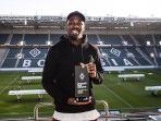 marcus-thuram-ketika-mendapatkan-penghargaan-bersama-borussia-monchengladbach.jpg