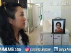 maria-hamdani-45-di-dekat-peti-jenazah-tantenya-mayawati_20180514_195829.jpg