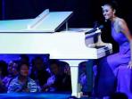maria-harfanti-tampilkan-kemampuan-bermain-piano_20151220_141805.jpg