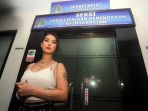 maria-ozawa-diperiksa-oleh-imigrasi-denpasar_20181107_161442.jpg