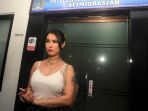 maria-ozawa-diperiksa-oleh-imigrasi-denpasar_20181107_162611.jpg