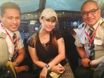 maria-ozawa-foto-bareng-pilot-airasia_20181106_071727.jpg