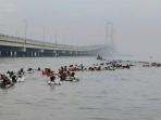 marinir-renang-jembatan-suramadu_20160331_073622.jpg