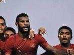marinus-wanewar-bersama-pemain-timnas-u-22-indonesia.jpg