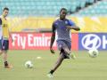 mario-balotelli-latian-nendangpenalti.jpg