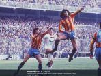 mario-kempes-saat-membela-valencia.jpg