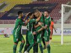 mario-maslac-kanan-dengan-rekannya-setelah-mencetak-gol-penyeimbang.jpg