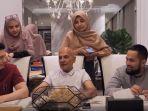 mark-sungkar-ngevlog-bersama-kedua-putri-dan-menantunya.jpg