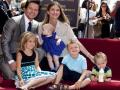 mark-wahlberg-bersama-istri-dan-anak-anaknya.jpg