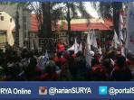 markas-polres-gresik-dikepung-buruh_20160614_150223.jpg
