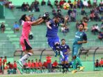 marlon-silva-berebut-udara-dengan-kiper-persatu_20170413_114621.jpg