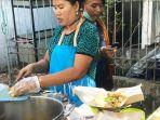 marmilla-atau-mella-sedang-meracik-rujak-cingur-pesanan-pembelinya-mella.jpg