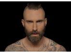 maroon-5-saat-menyanyikan-lagu-memories.jpg