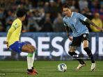marquinhos-kiri-dan-penyerang-uruguay-darwin-nunez-berebut-bola.jpg