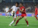 marselino-ferdinan-berebut-bola-dengan-kapten-vietnam.jpg