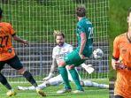 marselino-ferdinan-cetak-gol-perdana-untuk-kmsk-deinze.jpg