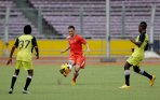 martin-vunk-tendang-bola-ke-gawang-martapura-fc_20150107_114532.jpg