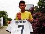 martunis-saat-memegang-jersey-dari-ronaldo-2.jpg