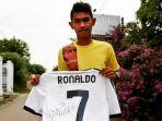 martunis-saat-memegang-jersey-dari-ronaldo.jpg