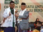 maruf-amin-di-cilegon-dapat-golok.jpg