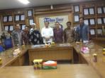 marwan-jafar-sambangi-tribun-timur_20141107_130937.jpg