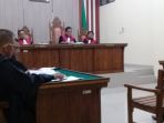 marzuli-ys-kopiah-putih-narapidana-lapas-kelas-iib-kalianda-dicecar-oleh-anggota_20181105_172704.jpg