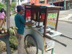 mas-nasib-saat-menyajikan-bakso-kota-jambi.jpg