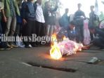 masa-aksi-tolak-kenaikan-bbm-saat-membakar-pocong-pocongan_20180329_182328.jpg