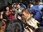 masinton-pasaribu-saat-diwawancarai-di-depan-lp-sukamiskin-bandung-kamis-672017_20170706_122745.jpg