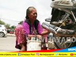 masitoh-perempuan-58-tahun-yang-berprofesi-sebagai-penambal-ban_20180324_050525.jpg