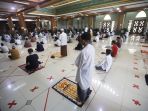 masjid-agung-al-barkah-kota-bekasi-kembali-laksanakan-salat-jumat_20200529_174134.jpg