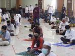 masjid-agung-al-barkah-kota-bekasi-kembali-laksanakan-salat-jumat_20200529_174350.jpg