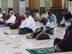 masjid-agung-al-barkah-kota-bekasi-kembali-laksanakan-salat-jumat_20200529_174621.jpg