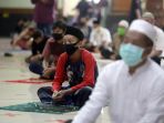 masjid-agung-al-barkah-kota-bekasi-kembali-laksanakan-salat-jumat_20200529_174703.jpg
