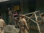 masjid-ahmadiyah-di-jalan-raya-sawangan-depok-disegel-satpol-pp-depok_20170224_212646.jpg