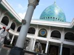 masjid-al-akbar-disemprot-disinfektan-antisipasi-virus-corona_20200317_214304.jpg