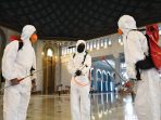 masjid-al-akbar-disemprot-disinfektan-antisipasi-virus-corona_20200317_234236.jpg