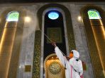 masjid-al-akbar-disemprot-disinfektan-antisipasi-virus-corona_20200317_234238.jpg