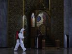 masjid-al-akbar-disemprot-disinfektan-antisipasi-virus-corona_20200317_234504.jpg