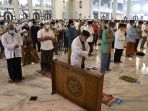 masjid-al-akbar-tetap-gelar-salat-jumat_20200328_144413.jpg
