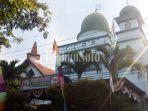 masjid-al-hikmah-dan-gereja-kristen-jawa-gkj-joyodiningratan-kecamatan-serengan-solo.jpg