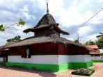 masjid-wapauwe-di-maluku.jpg