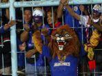 maskot-arema-diajak-berfoto-aremania-saat-mendukung-arema-fc.jpg