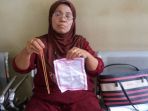 masnita-memperlihatkan-kalung-emas-tiga-suku-berikut-suratnya_20171221_193304.jpg