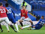 mason-greenwood-tengah-berduel-dengan-hakim-ziyech.jpg