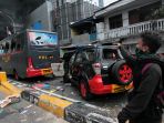 massa-aksi-bakar-bus-brimob-di-slipi-usai-terlibat-bentrokan_20190522_150646.jpg