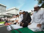 massa-aksi-damai-menggelar-salat-ashar-di-depan-kantor-kementran-dalam-negeri_20161104_171812.jpg