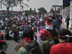 massa-aksi-dari-pekerja-dibawah-pt-rapp-berunjuk-rasa-di-kantor-gubernur-riau-senin-23102017_20171023_111022.jpg